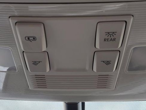 Used 2020 Volkswagen Tiguan SE image 33