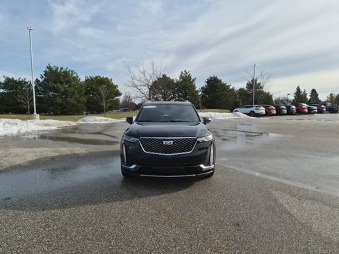 Used 2022 Cadillac XT6 Premium Luxury image 2