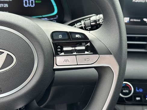 Used 2025 Hyundai Elantra Blue image 18