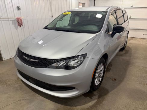 Used 2024 Chrysler Voyager LX image 3