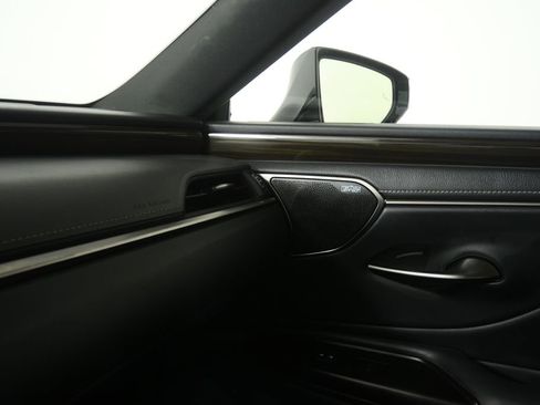 Used 2019 Lexus ES 300h w/ Luxury Package image 25