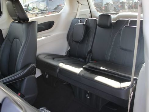 Used 2024 Chrysler Pacifica Limited w/ Uconnect Theater Family Group FWD image 26