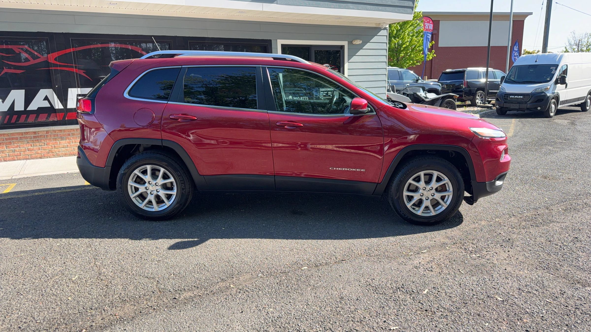 Used 2014 Jeep Cherokee Latitude w/ Cold Weather Group AWD/4WD image 4