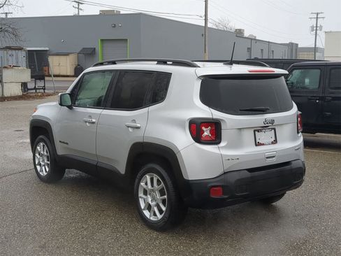 Used 2019 Jeep Renegade Latitude w/ Cold Weather Group image 12
