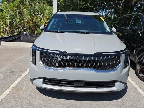 Used 2025 Kia Carnival EX image 2