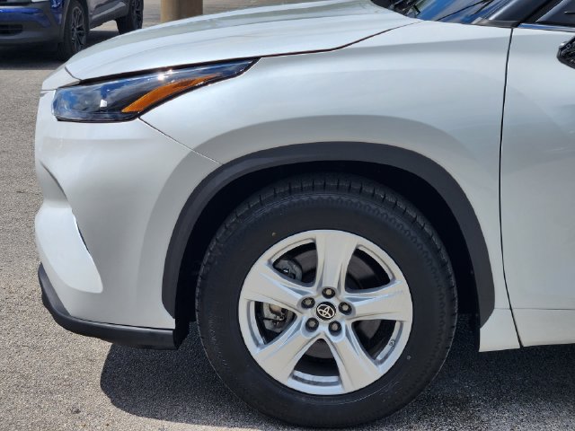Used 2023 Toyota Highlander LE FWD image 5