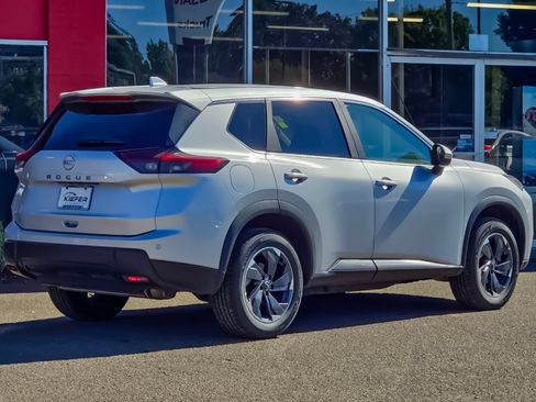 Used 2025 Nissan Rogue SV FWD image 3
