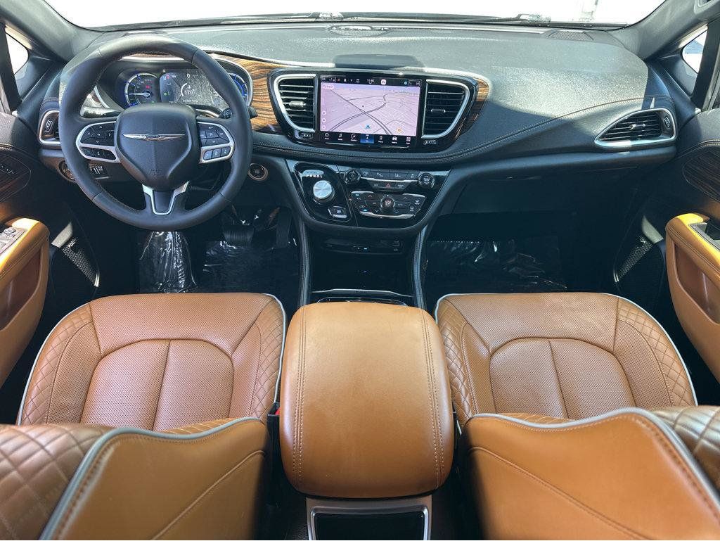 Used 2023 Chrysler Pacifica Pinnacle FWD image 4