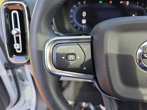 Used 2024 Volvo XC40 B5 Plus image 21