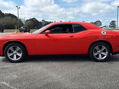 Used 2021 Dodge Challenger SXT image 4