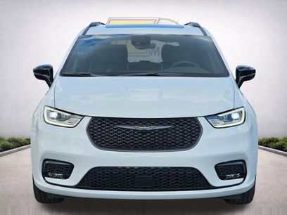 New 2026 Chrysler Pacifica Limited w/ Uconnect Theater Family Group