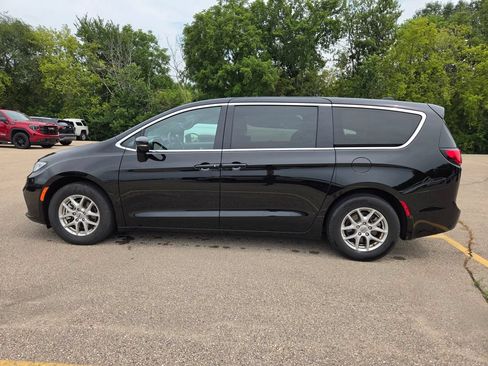 Used 2025 Chrysler Pacifica Select FWD image 6