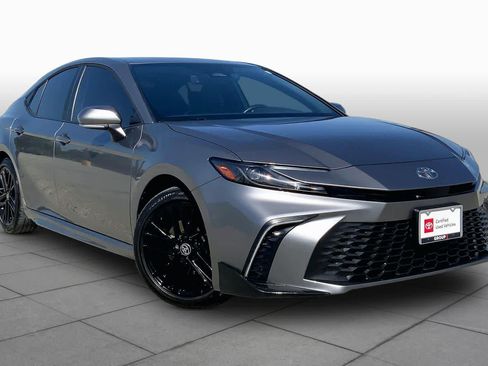 Used 2025 Toyota Camry SE w/ Convenience Package FWD image 3