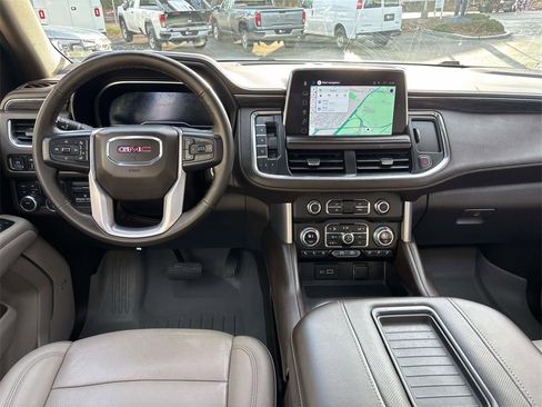 Used 2023 GMC Yukon XL SLT w/ SLT Luxury Package image 14