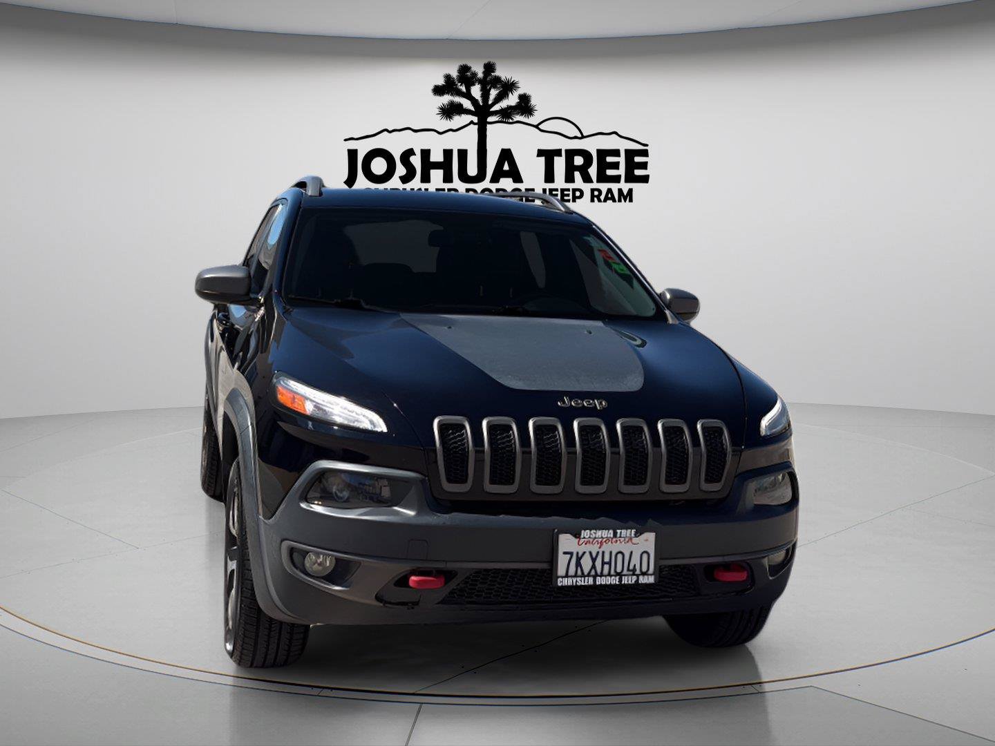 Used 2017 Jeep Cherokee Trailhawk w/ Comfort/Convenience Group AWD/4WD image 3