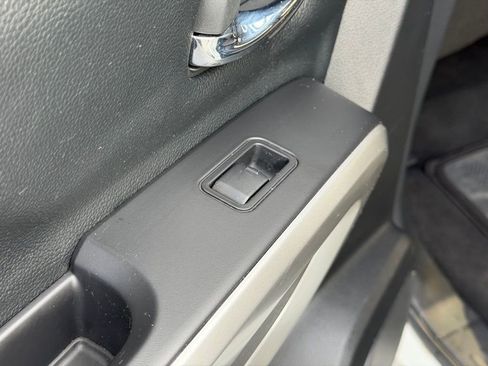 Used 2022 Nissan Titan SV AWD/4WD image 17