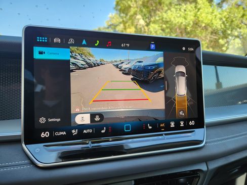 New 2025 Volkswagen Tiguan SE AWD/4WD image 32