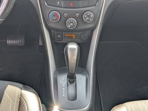 Used 2022 Chevrolet Trax LT w/ LT Convenience Package AWD/4WD image 17