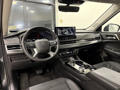 Used 2025 Mitsubishi Outlander SE AWD/4WD image 17