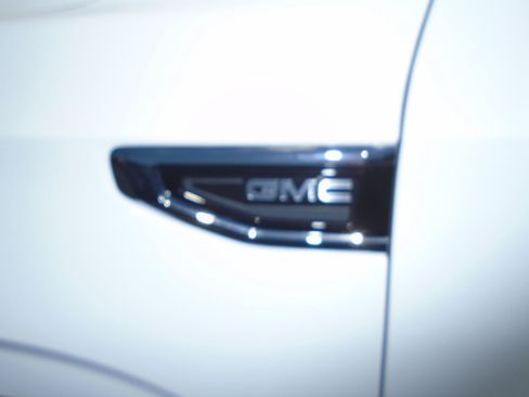 Used 2023 GMC Yukon SLT AWD/4WD image 18