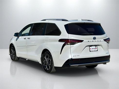 Used 2025 Toyota Sienna Platinum image 7