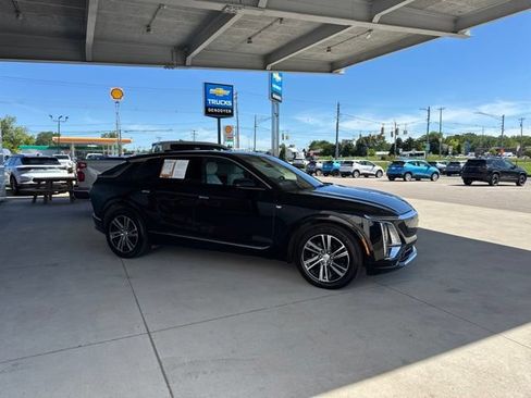 Used 2024 Cadillac Lyriq Luxury AWD/4WD image 6