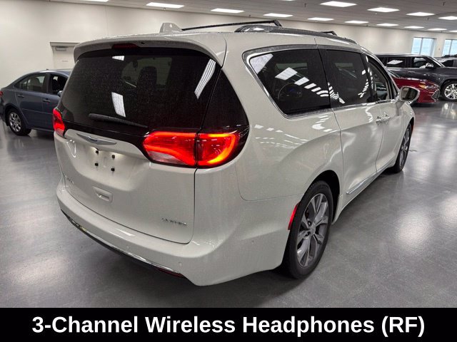Used 2020 Chrysler Pacifica Limited w/ Tire & Wheel Group FWD image 7