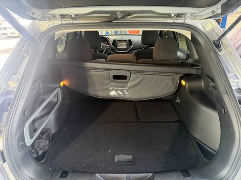 Used 2016 Jeep Cherokee Latitude FWD image 17