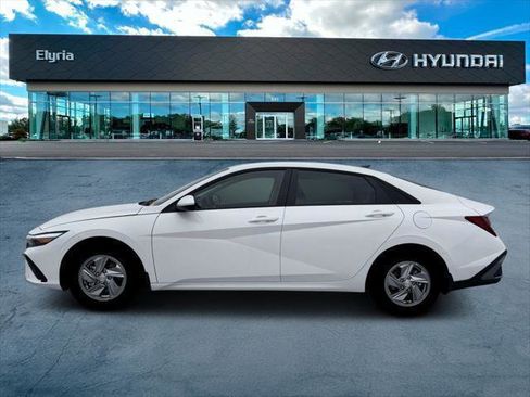 New 2026 Hyundai Elantra SE image 3