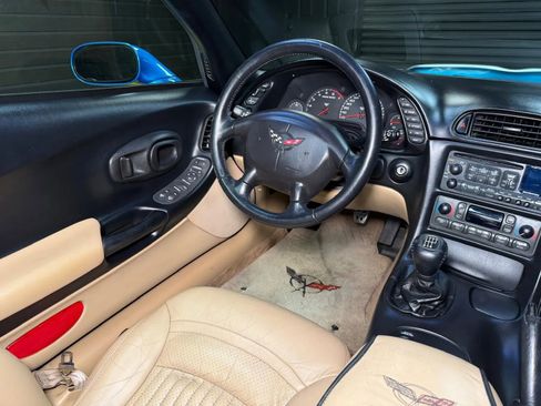 Used 2000 Chevrolet Corvette Convertible w/ Performance Handling Pkg RWD image 11