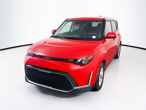 Used 2025 Kia Soul LX w/ LX Technology Package FWD image 3