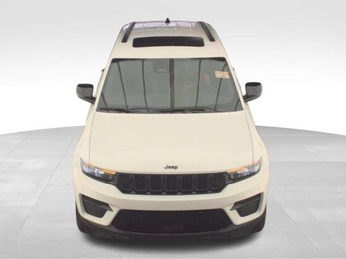 Used 2024 Jeep Grand Cherokee Altitude AWD/4WD image 2