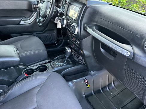 Used 2018 Jeep Wrangler Unlimited Sahara image 16