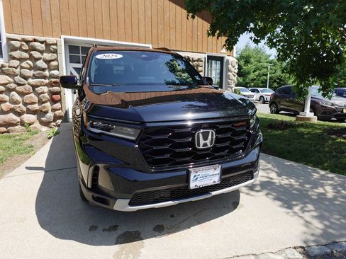 Used 2025 Honda Pilot TrailSport image 3
