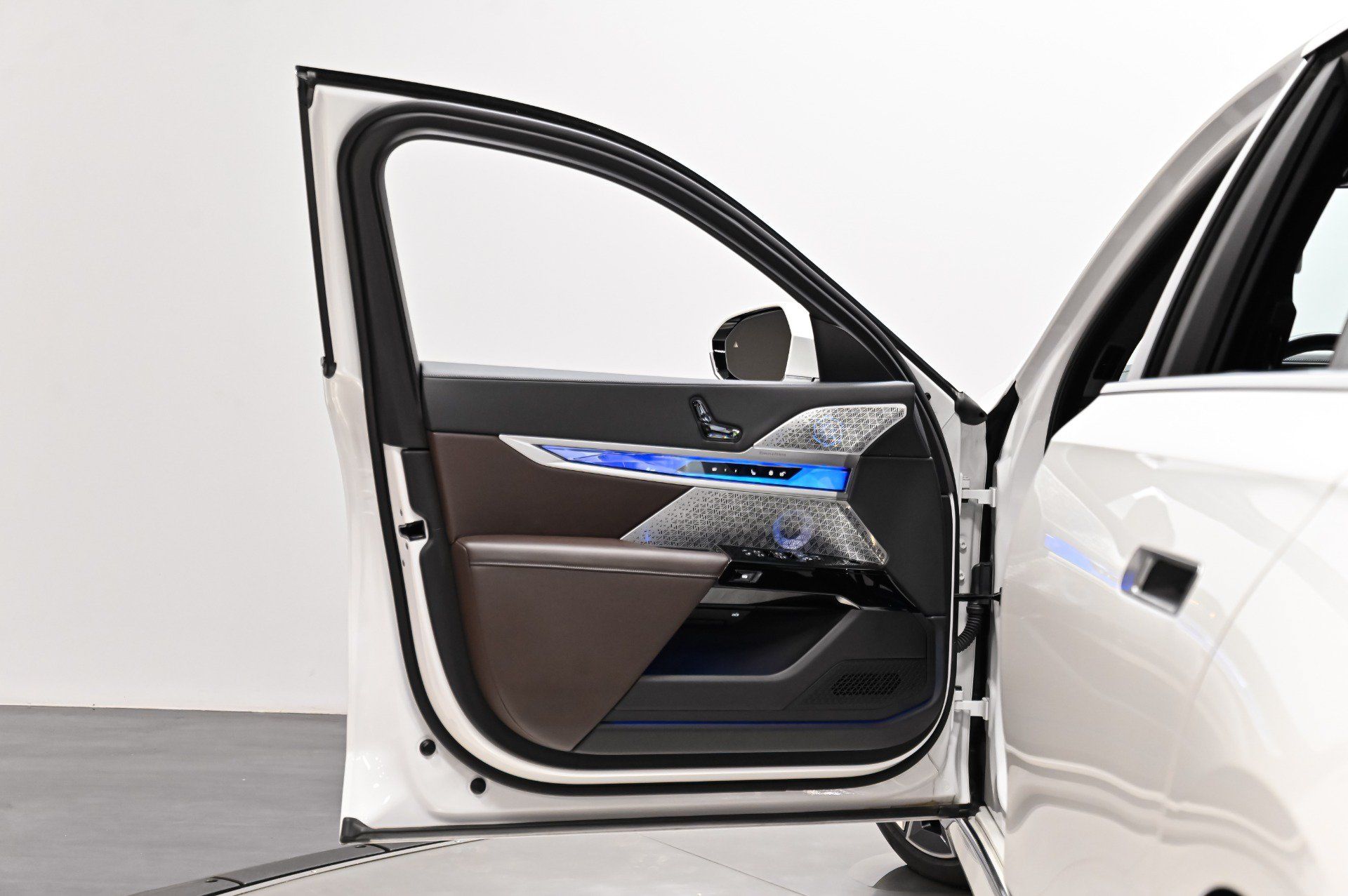 Used 2023 BMW i7 xDrive60 AWD/4WD image 10