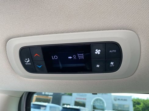 Used 2023 Chrysler Pacifica Touring-L image 19