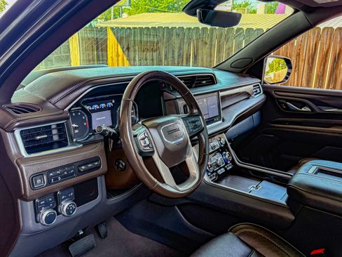 Used 2021 GMC Yukon Denali w/ Denali Premium Package AWD/4WD image 6