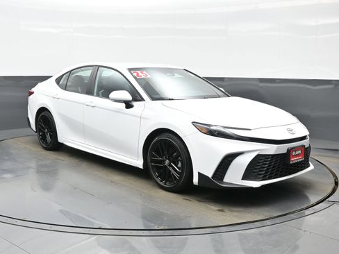 Used 2025 Toyota Camry SE image 8