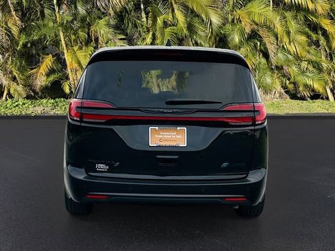 Used 2024 Chrysler Pacifica Select image 6