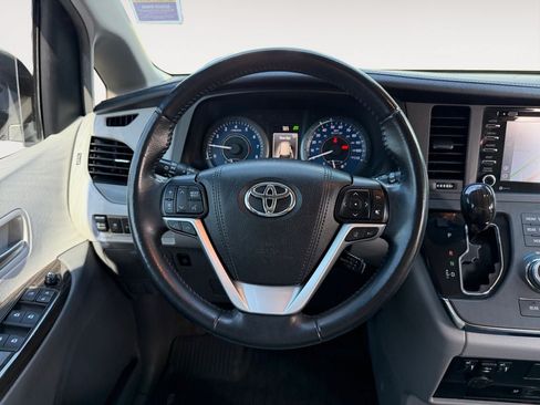 Used 2018 Toyota Sienna XLE Premium w/ Outdoor Package AWD/4WD image 13