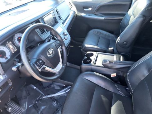 Used 2016 Toyota Sienna SE image 12
