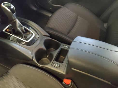 Used 2018 Nissan Rogue SV w/ Premium Package image 26