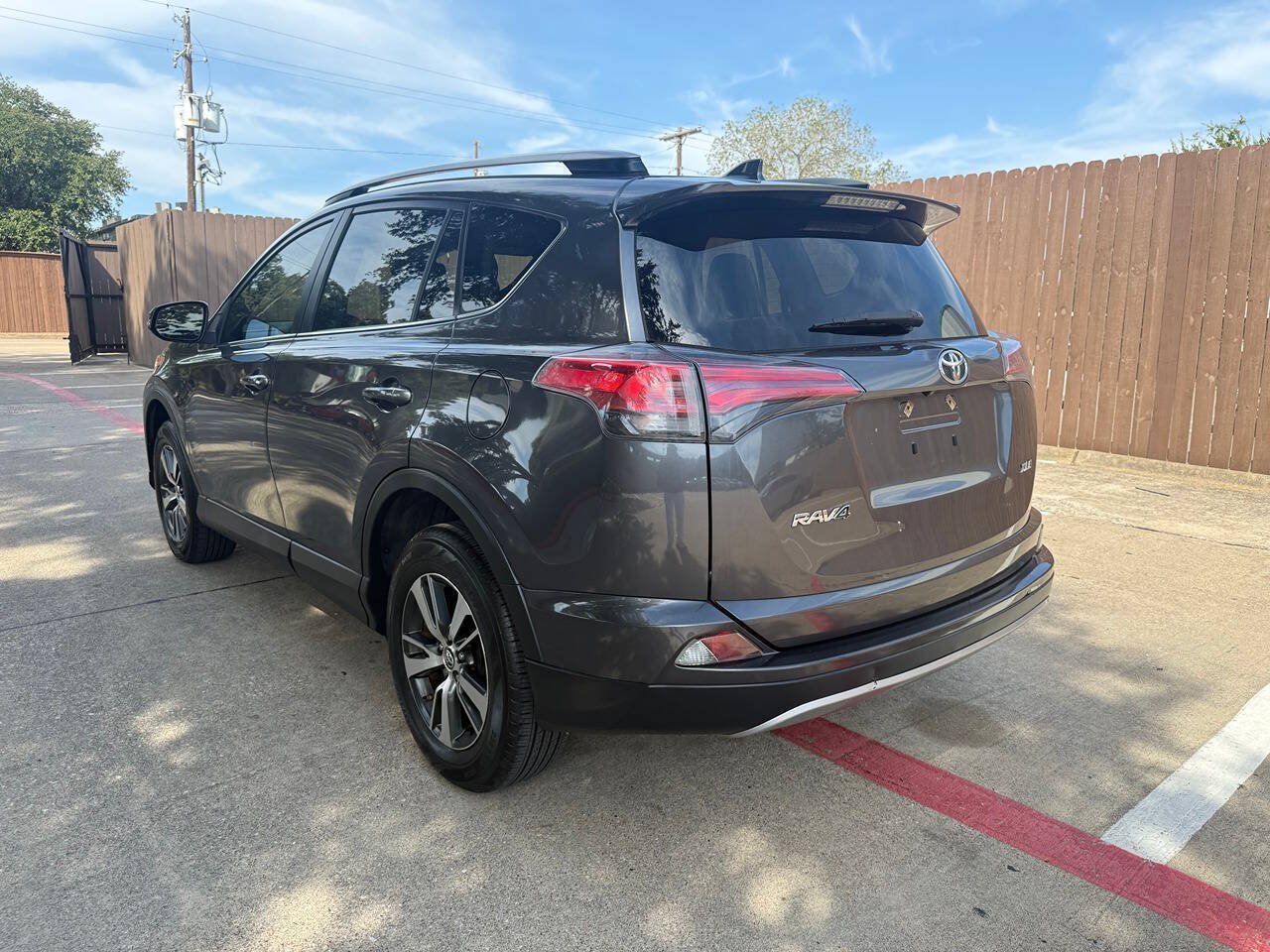Used 2018 Toyota RAV4 XLE w/ Plus Extra Value Package FWD image 4