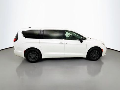Used 2024 Chrysler Pacifica Touring-L FWD image 8