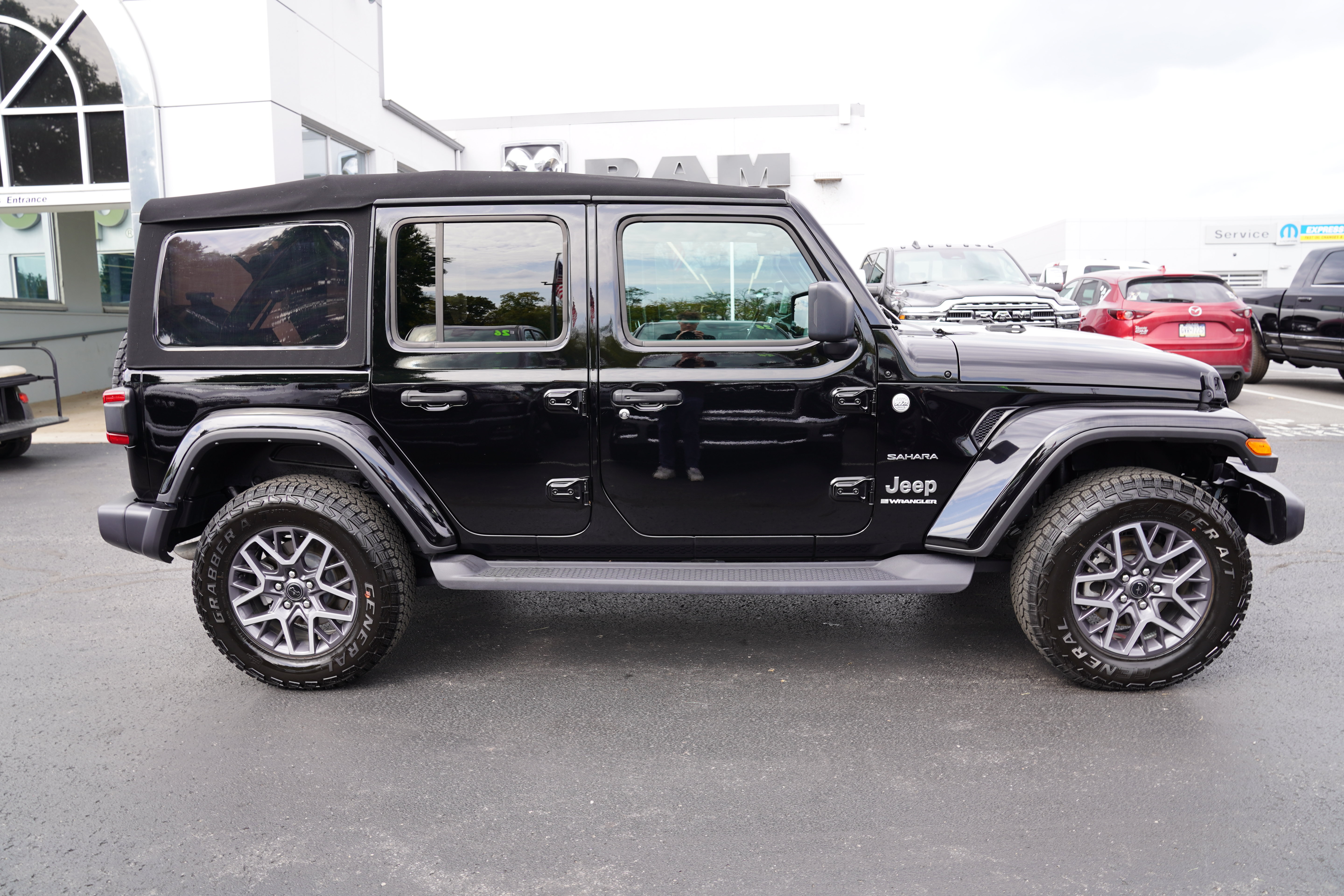 Used 2024 Jeep Wrangler Unlimited Sahara w/ Technology Group AWD/4WD image 2