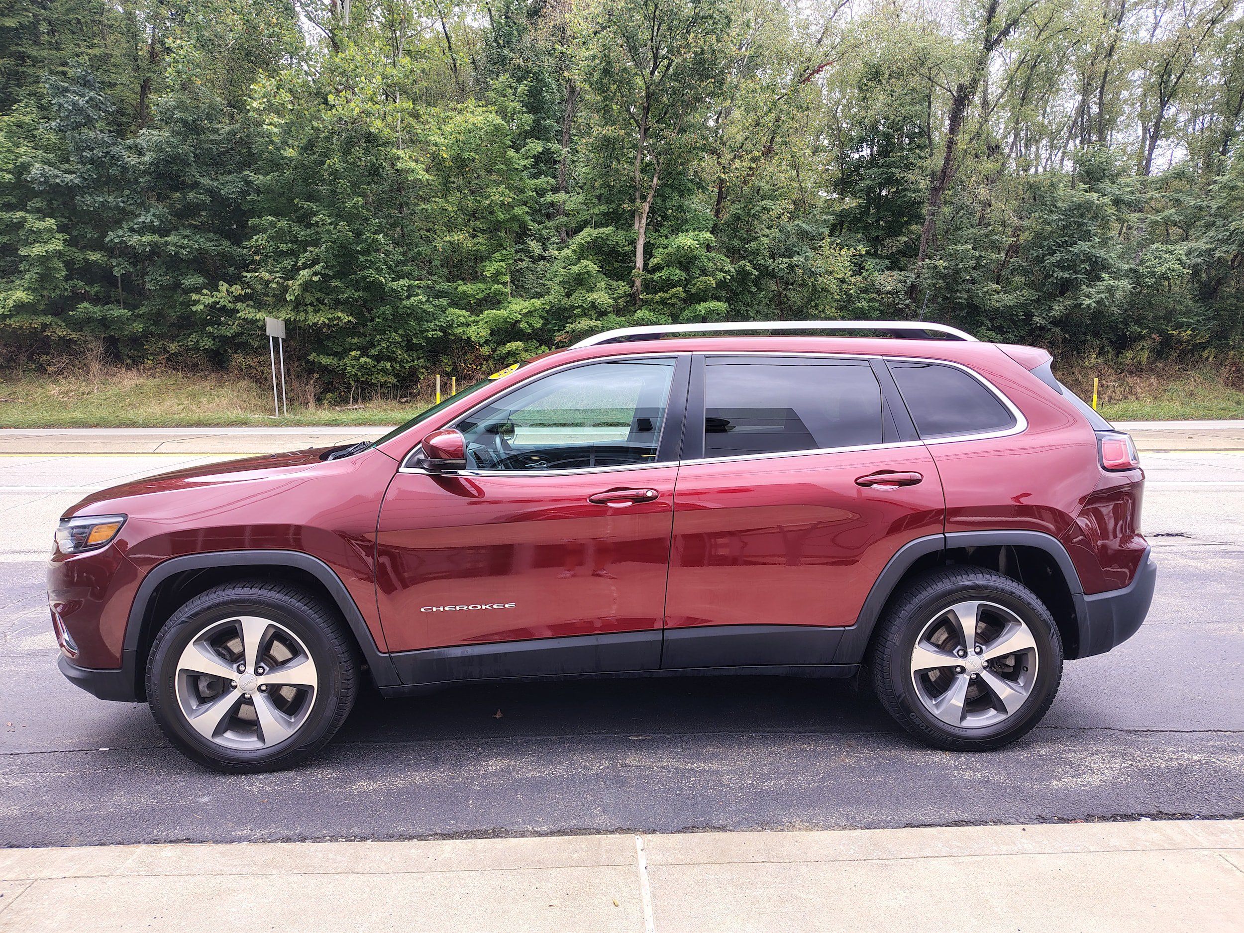 Used 2019 Jeep Cherokee Limited AWD/4WD image 6