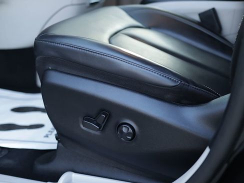 Used 2023 Chrysler Pacifica Touring-L image 25