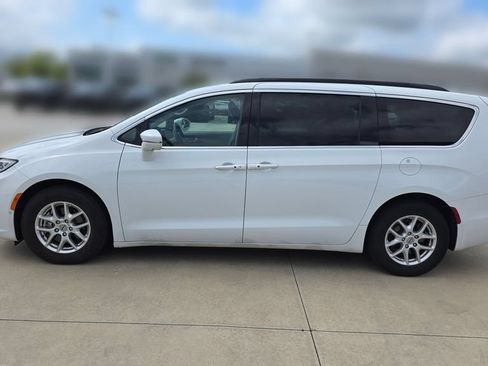 Used 2022 Chrysler Pacifica Touring-L w/ Uconnect Theater Family Group FWD image 2