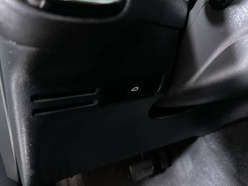 Used 2023 Volvo XC40 B5 Plus AWD/4WD image 18