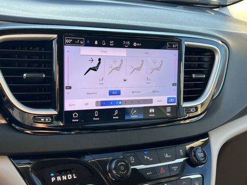 Used 2024 Chrysler Pacifica Touring-L FWD image 20